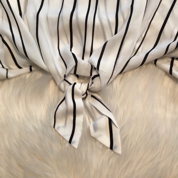 Apt.9 Women’s Keyhole top ( white/ pinstripe ) - Picture 5 of 7